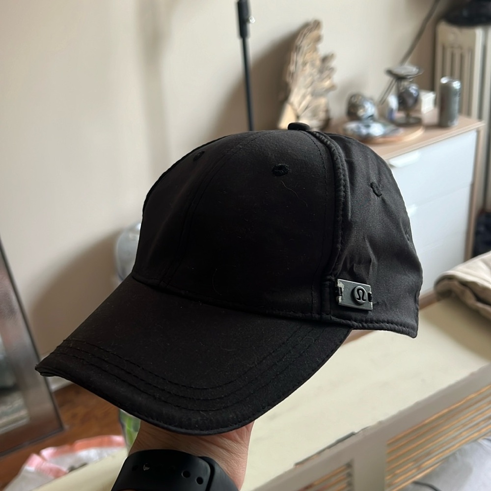 LULULEMON BLACK BASEBALL CAP